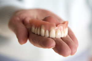 入れ歯の噛み心地はいろいろな方法で改善できる