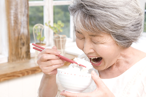 噛み心地が天然の歯に近いので食事を楽しむ女性